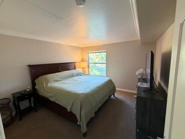 Building Photo - A Fantastic and Super Clean 1 Bedroom, 1 Bathroom upstairs unit.