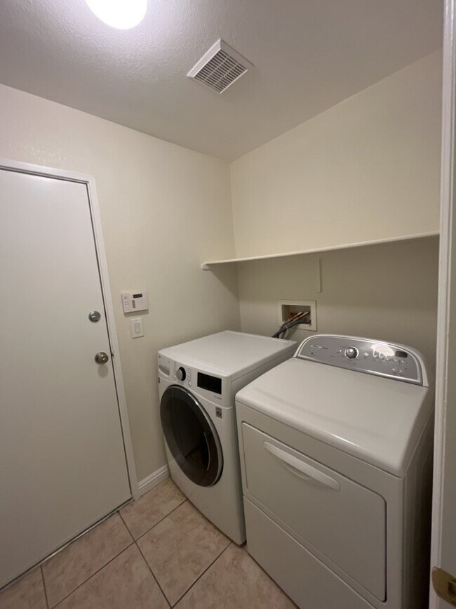 Building Photo - SPACIOUS 3-BEDROOM 2 1/2 BATH TOWNHOME IN ...