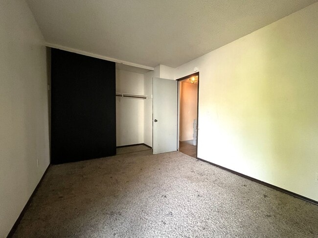 Building Photo - Cozy Portland Home with Spacious Living Room & Fenced Backyard