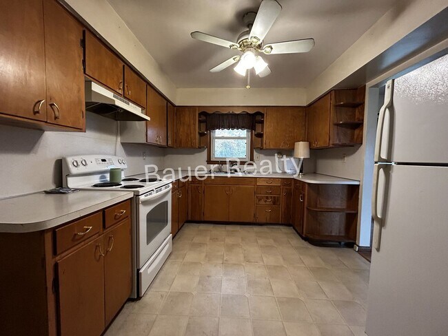 Building Photo - Three Bedroom, Crestview Local Schools