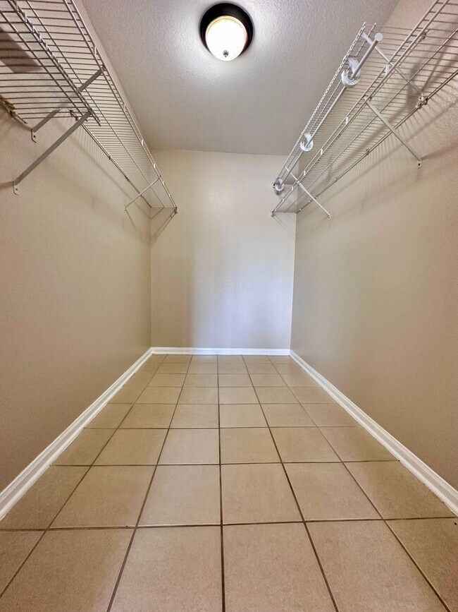 Building Photo - Spacious 2B/2B Unfurnished Condo near Beac...