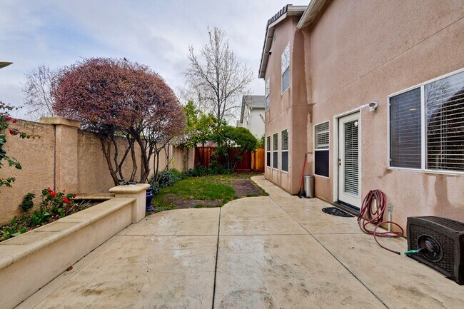 Building Photo - Awesome 3 Bedroom  Home Near Rivermark Plaza!