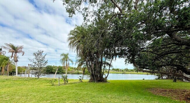 Building Photo - 465 SE Naranja Ave