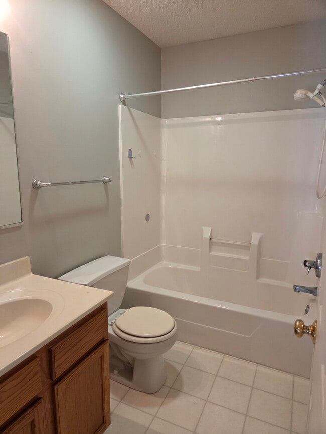 Full hall bath - 2120 S Azalea Ln