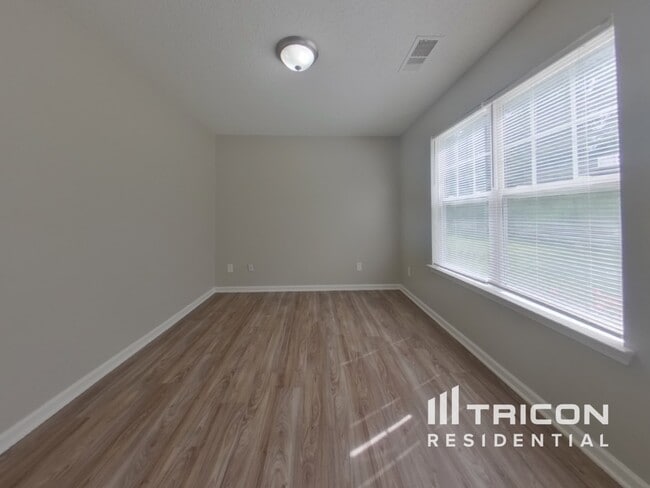 Building Photo - 825 Raindrops Rd