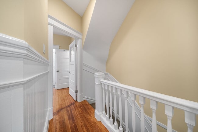 Building Photo - Remodeled pet friendly 1BR w/ shared roof deck, new kitchen, laundry