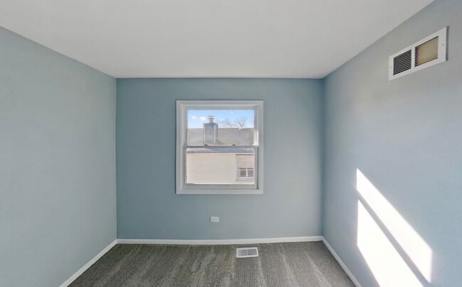 Building Photo - 922 E 155th St