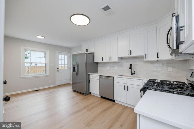 Building Photo - 561 Tiffany Ct