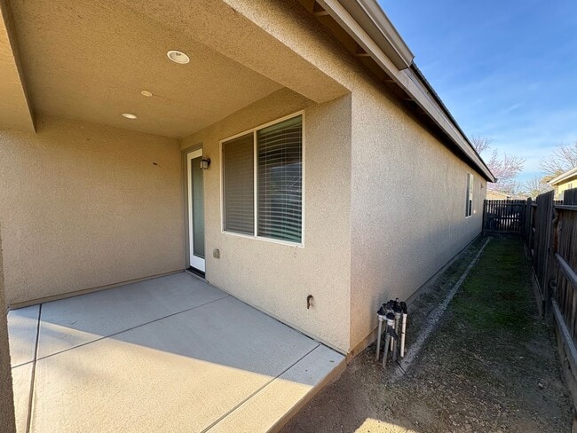 Building Photo - NW Visalia Home Near Shopping Center Available Now!
