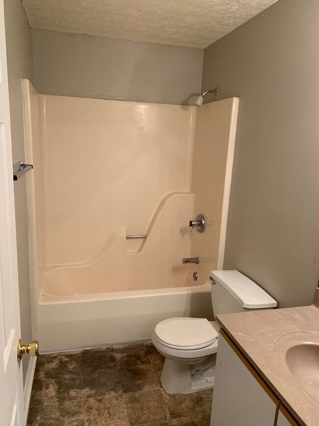 Building Photo - 3 bedroom, Spacious Townhouse: The Willows!
