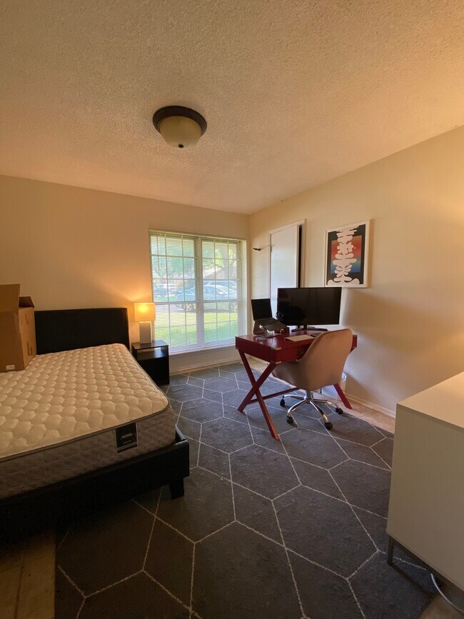 Building Photo - 2512 Berwyn Cir
