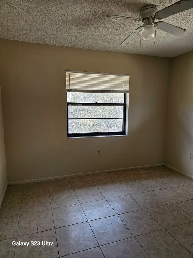 Building Photo - Great Location