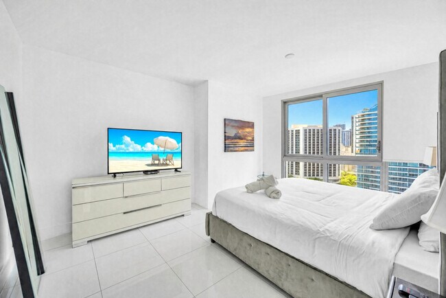 Building Photo - 485 Brickell Ave
