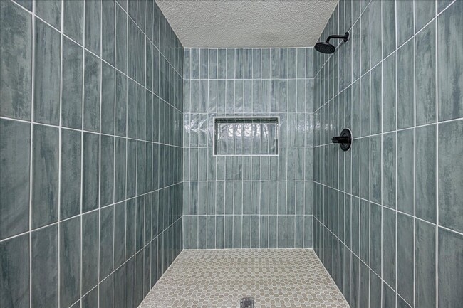 Building Photo - Updated 3 Bedroom Townhome