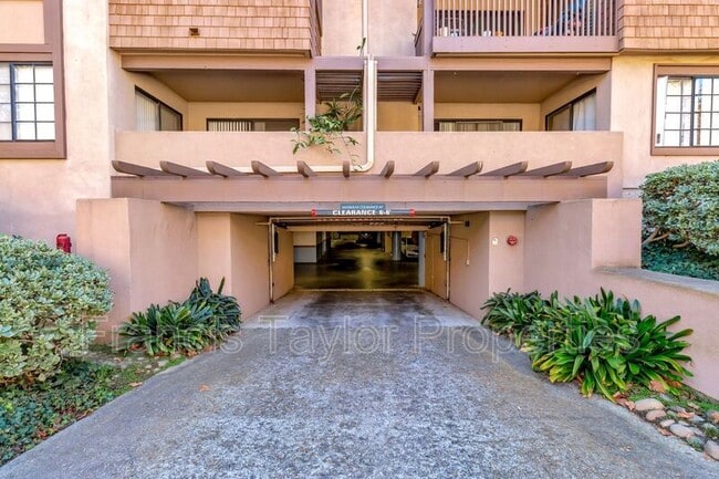 Building Photo - 8840 Villa La Jolla Dr