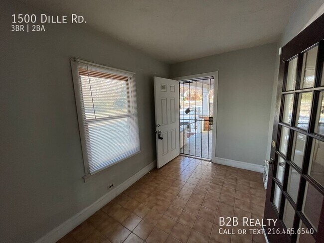 Building Photo - Beautiful and Newly Renovated Single Famil...