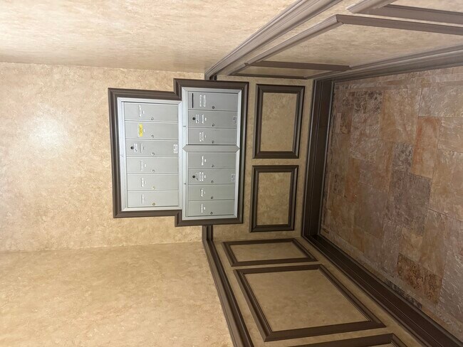 Building Photo - 2338 W Morse Ave