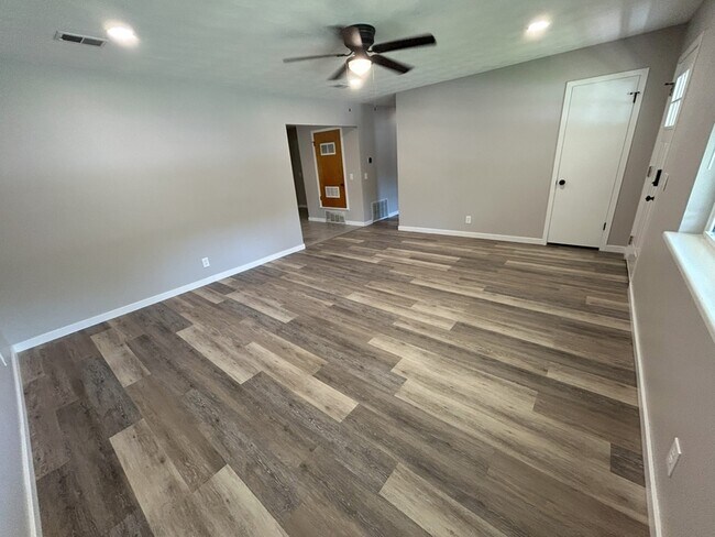Building Photo - 210 Sanders Ave