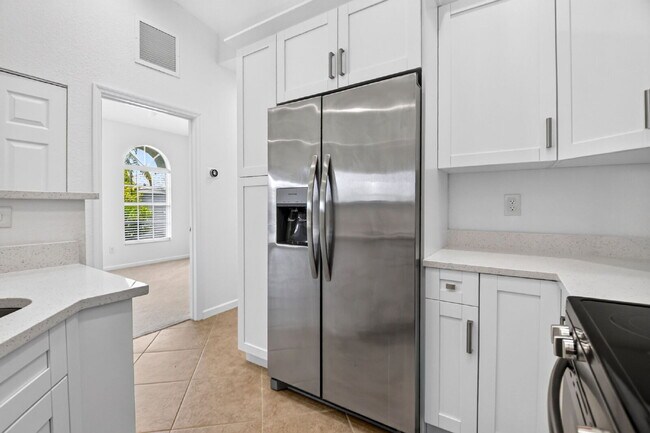 Building Photo - "Charming 2-Bed, 2-Bath Oasis in Riviera Beach – Your Perfect Retreat!"