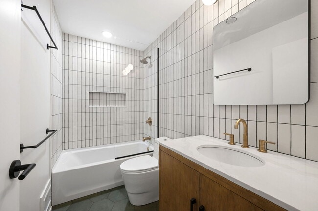 Building Photo - 2069 N Larrabee St