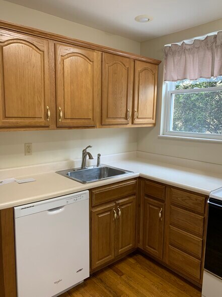 Kitchen - 2922 Merrill Ave