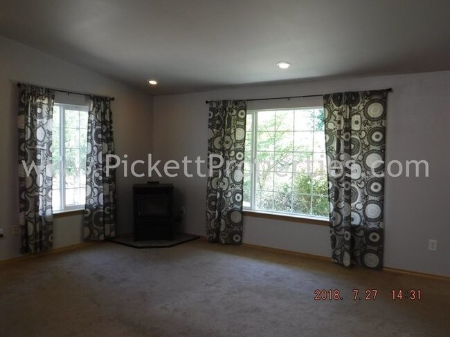 Building Photo - 2709 NE Strand Rd