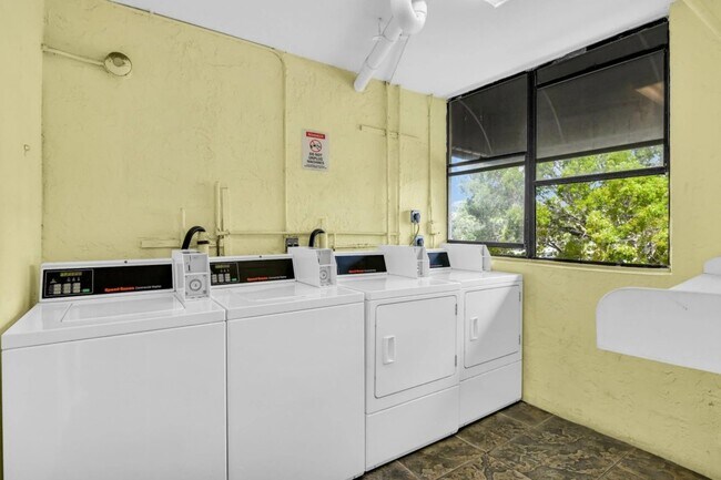 Building Photo - 2701 Riverside Dr