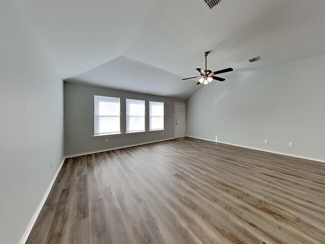 Building Photo - Charming 3-Bed, 2-Bath Home in Dallas with Garage Parking