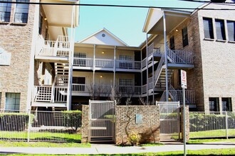 Building Photo - 715-22 1/2 W 22 1/2 St