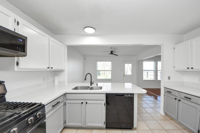 Building Photo - 403 Willow W Dr