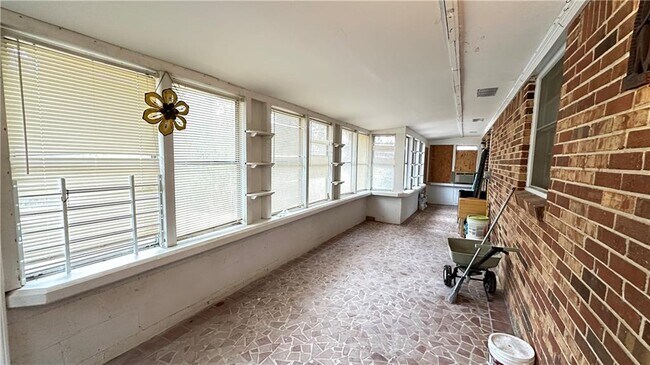 Building Photo - 364 Navarre Dr