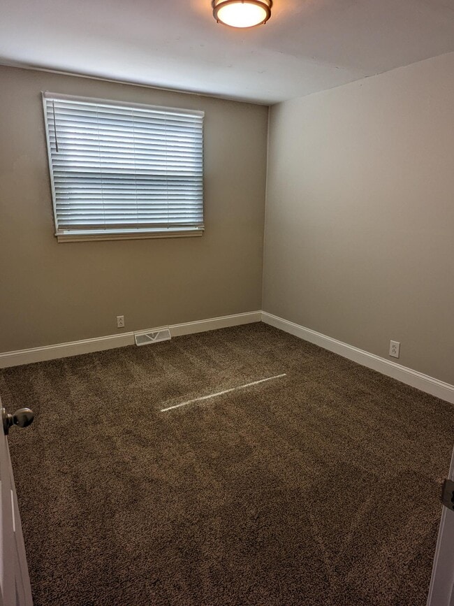 Building Photo - 3253 Niagara Dr