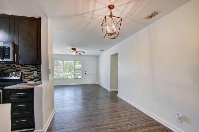 Building Photo - 1749 15th Ave N