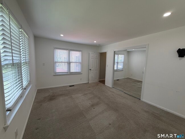 Building Photo - 18 Hilltop View Rd