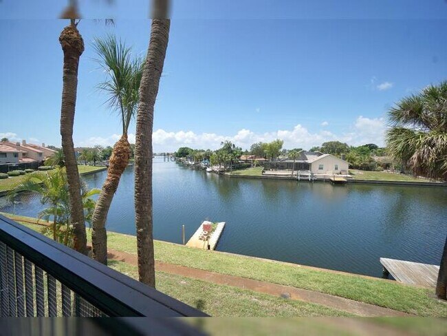 Building Photo - Waterfront 2BR Condo with Private Garage and Water Views in Tampa