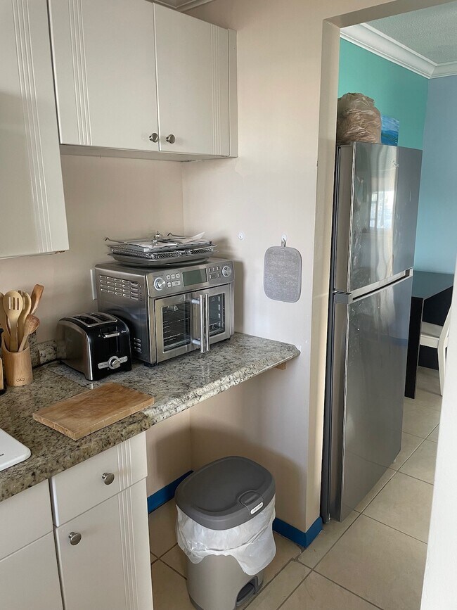 Building Photo - 9 N Birch Rd