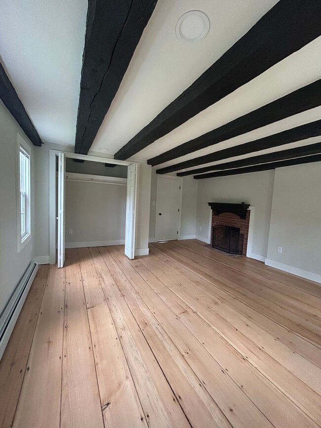 Building Photo - Beautiful renovated 5 bedroom 2.5 bath sin...