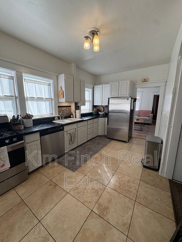 Building Photo - 1149 S Lk St