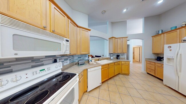 Building Photo - 4 BR 3 BA          POOL HOME    Highlands ...