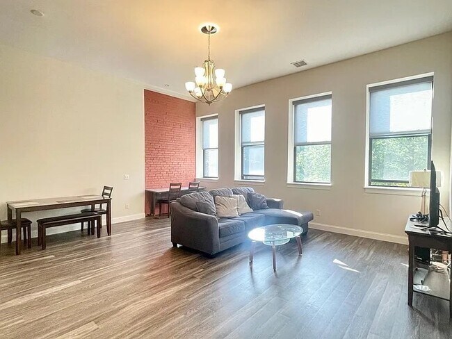 Building Photo - 1022 Hancock St