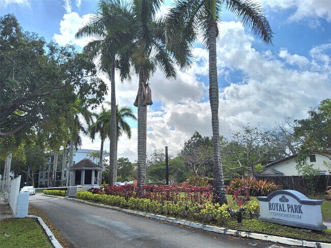 Building Photo - 112 Royal Pk Dr