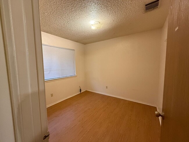 Building Photo - North Austin Duplex: Two Weeks FREE!!!