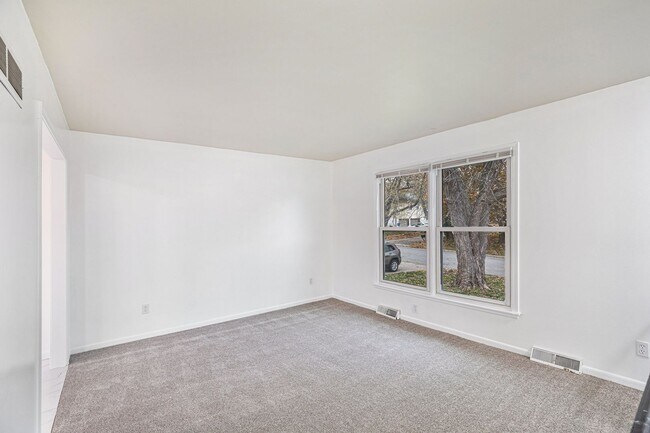 Building Photo - 1208 S Mayview Ave