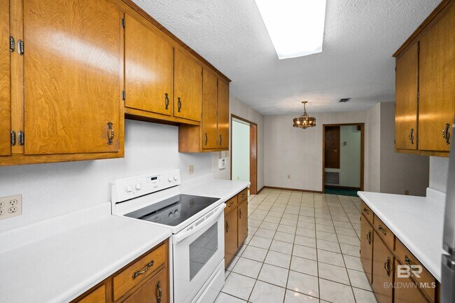 Building Photo - 18050 Steele Dr