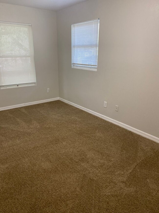 Building Photo - Spacious 2 bedroom, 2 bath duplex located ...