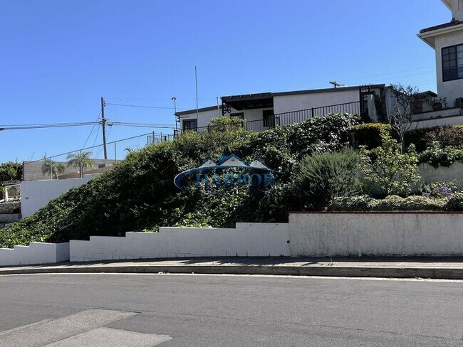 Building Photo - 827 W 22nd St