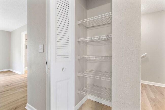 Building Photo - Beautiful Temple Terrace Townhome!