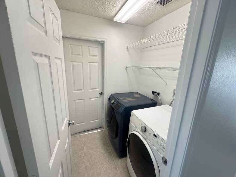 Building Photo - 10313 Crystal Point Dr