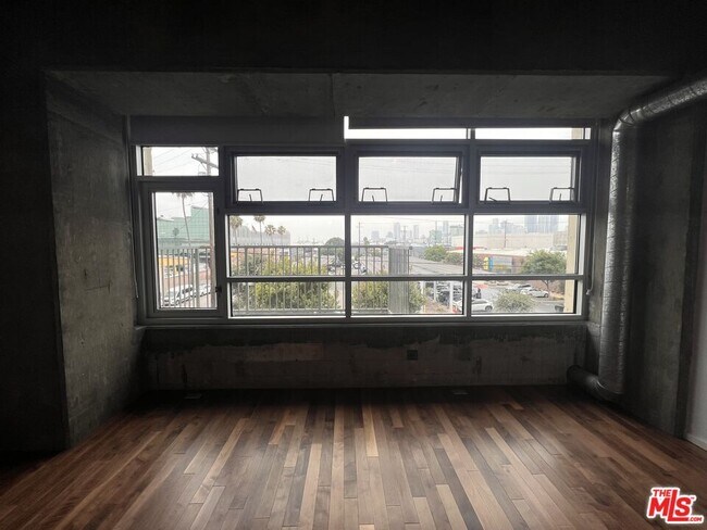 Building Photo - 530 S Hewitt St