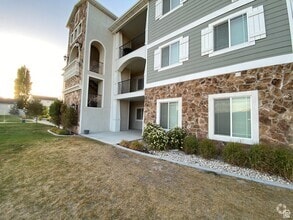 Building Photo - 1823 N Crest Rd